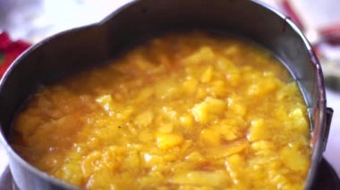 sarı meyve tatlı bir kalp şeklinde jöleli