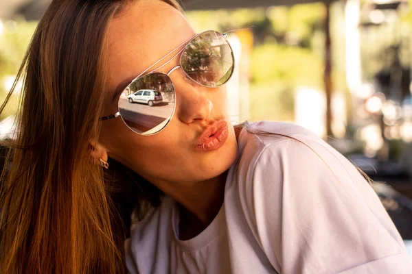 Close Portret Van Charmante Meisje Zonnebril Geeft Een Lucht Kus — Stockfoto