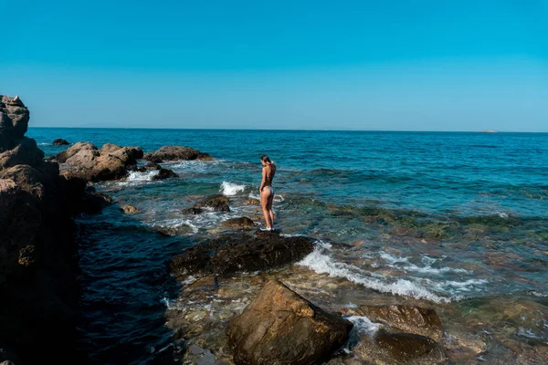 Smal Ung Dam Står Klipporna Vid Havet Sommaren — Stockfoto