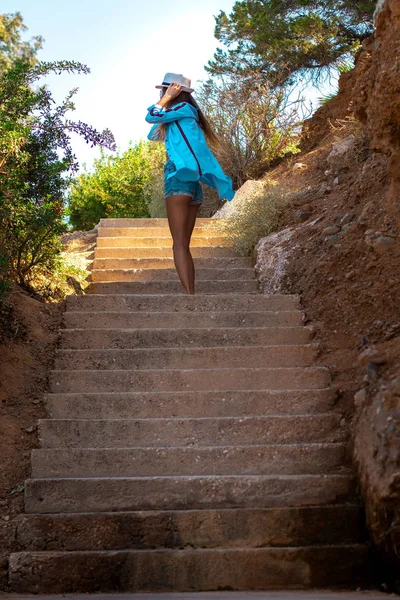 Красива Дівчина Капелюхом Кам Яних Сходах — стокове фото