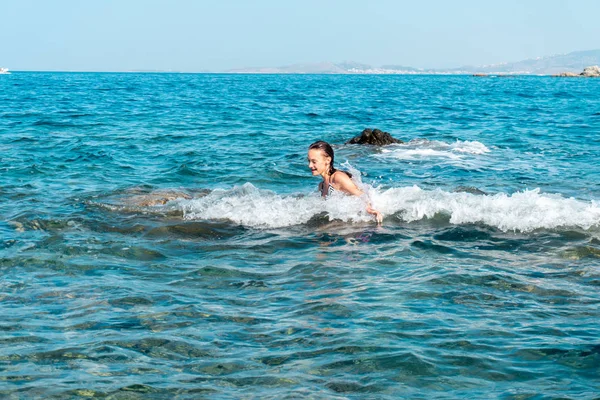 Cheerful Girl Sea Plavae — Stock Photo, Image