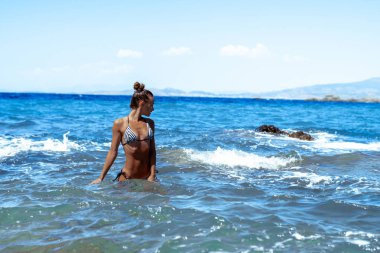 çarpıcı bir mavi denizde seksi kız