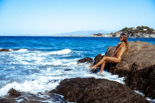 바위 해변에 아름 다운 누드 여자 — 스톡 사진