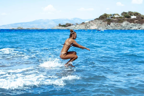 Menina feliz mergulha no mar azul — Fotografia de Stock