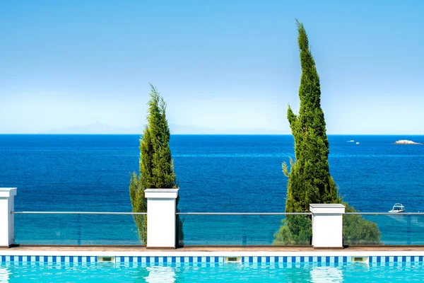 Landschaft Mit Pool Und Blauem Meer — Stockfoto