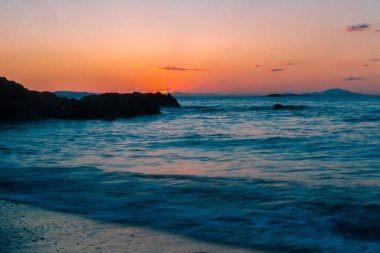 Yatay fotoğraf sihirli deniz günbatımı. Güzel akşam okyanus
