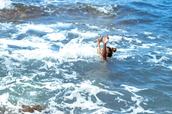 Cutie Gadis Berenang Laut Biru — Stok Foto