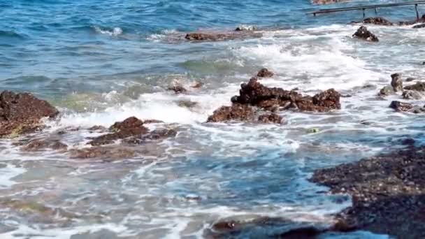 Красивые Волны Моря Скалистом Пляже — стоковое видео