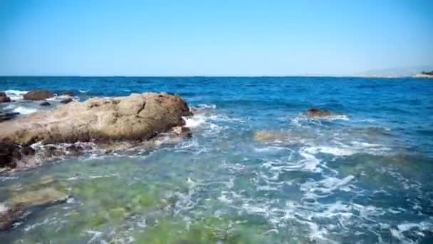Güzellik Okyanus Dalgaları Üzerinde Kayalık Sahilleri — Stok video