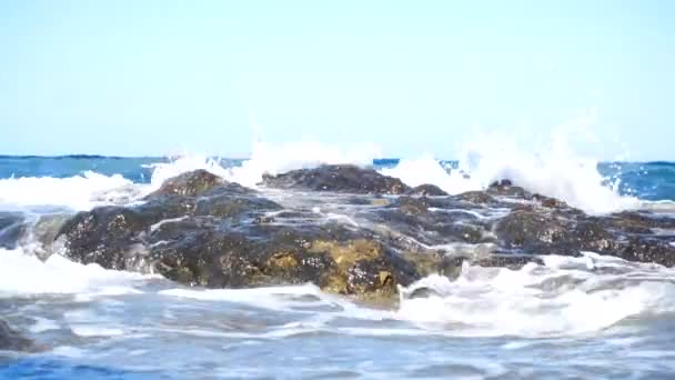 Ondas Bonitas Mar Praia Rochosa — Vídeo de Stock