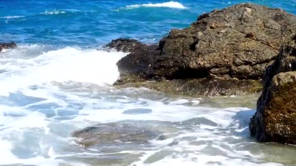 美丽的海浪在岩石海岸 — 图库视频影像