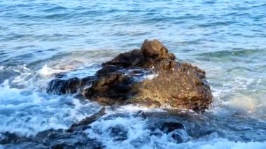 Güzellik okyanus dalgaları üzerinde kayalık sahilleri