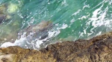 kayalık sahilde denizin güzel dalgaları