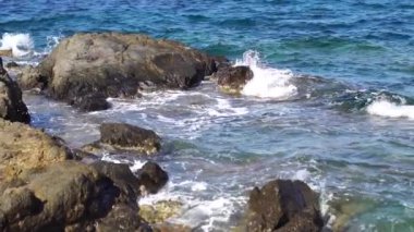 Güzellik okyanus dalgaları üzerinde kayalık sahilleri