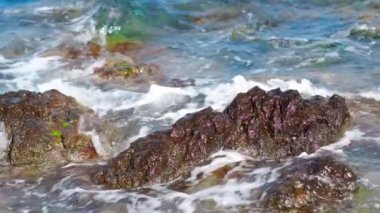 Güzellik okyanus dalgaları üzerinde kayalık sahilleri