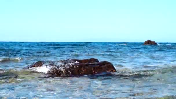Όμορφα Κύματα Της Θάλασσας Μια Βραχώδη Παραλία — Αρχείο Βίντεο