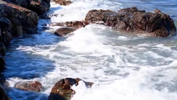 Piękno Oceanu Fale Skalistych Brzegów — Wideo stockowe