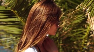 Sexy Genç kız tropikal deniz kenarında