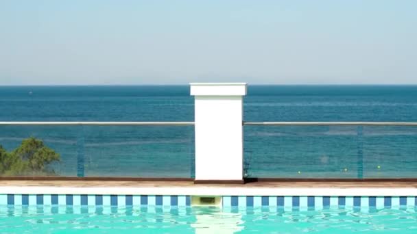 Paisaje Azul Piscina Con Vistas Mar — Vídeos de Stock