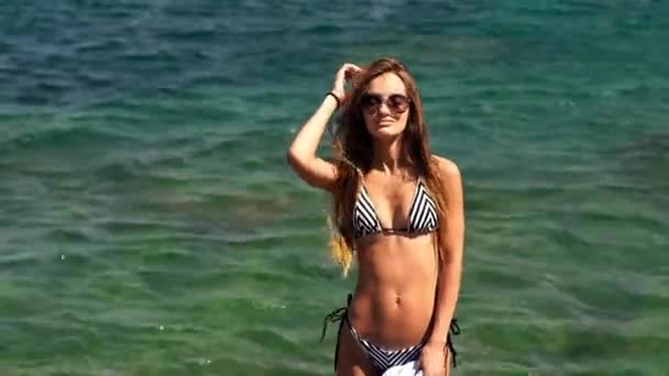 青い海でセクシーなスリムな日焼けした女の子 — ストック動画