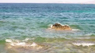 Güzellik kayalık plaj. Vawes ve kayalar ile deniz kıyısı