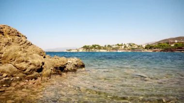 Güzellik kayalık plaj. Vawes ve kayalar ile deniz kıyısı