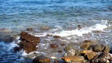Güzellik kayalık plaj. Vawes ve kayalar ile deniz kıyısı