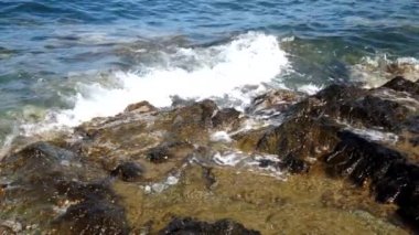 Güzellik kayalık plaj. Vawes ve kayalar ile deniz kıyısı
