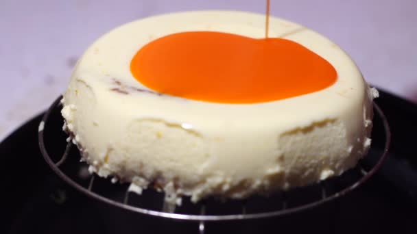 Pastel Está Cubierto Con Esmalte Espejo Naranja — Vídeos de Stock