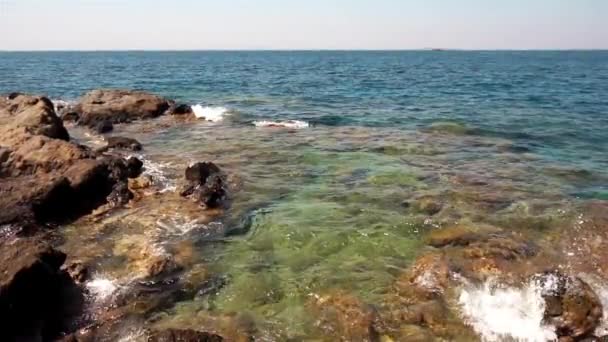 Beauté Plage Rocheuse Bord Mer Avec Vawes Rochers — Video