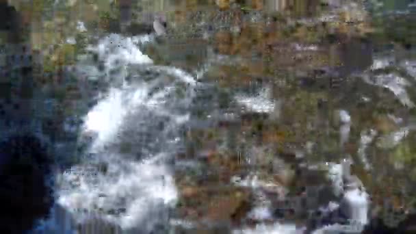 beauté plage rocheuse. Bord de mer avec vawes et rochers 