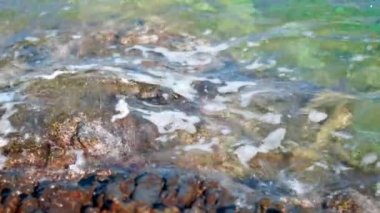 Güzellik kayalık plaj. Vawes ve kayalar ile deniz kıyısı