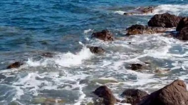 Güzellik kayalık plaj. Vawes ve kayalar ile deniz kıyısı