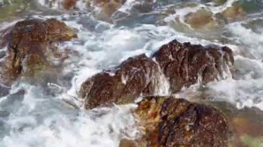 Güzellik kayalık plaj. Vawes ve kayalar ile deniz kıyısı