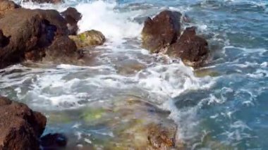 Güzellik kayalık plaj. Vawes ve kayalar ile deniz kıyısı