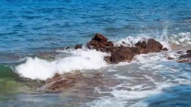 Güzellik kayalık plaj. Vawes ve kayalar ile deniz kıyısı