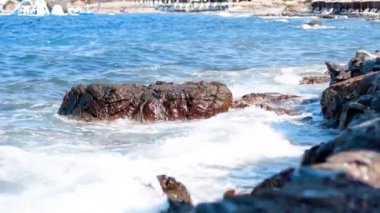 Güzellik kayalık plaj. Vawes ve kayalar ile deniz kıyısı