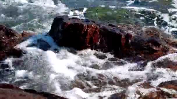 美丽的岩石海滩 Vawes 和岩石的海滨 — 图库视频影像