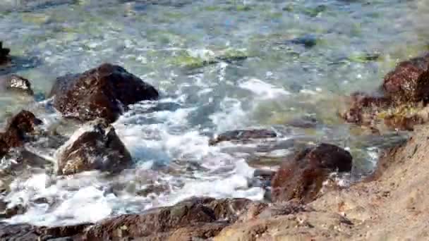 Belleza Playa Rocosa Orilla Del Mar Con Vawes Rocas — Vídeo de stock