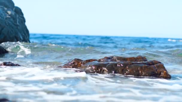 Ομορφιάς Βραχώδη Παραλία Αιγιαλού Vawes Και Βράχια — Αρχείο Βίντεο