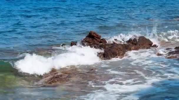 Praia Rochosa Beleza Mar Com Vawes Rochas — Vídeo de Stock