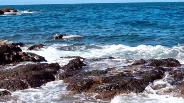 Красота Горного Пляжа Море Волнами Скалами — стоковое видео
