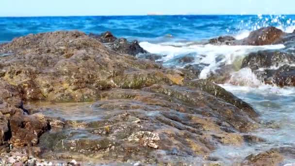 Ομορφιάς Βραχώδη Παραλία Αιγιαλού Vawes Και Βράχια — Αρχείο Βίντεο