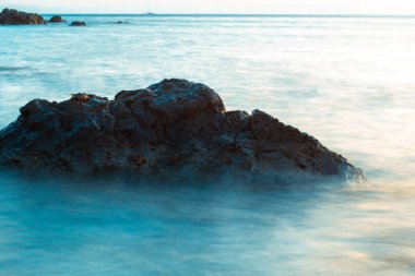 mavi deniz dalgaları kayalarda güzellik