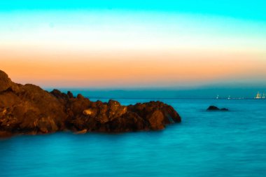 Güzellik deniz ve gün batımı kayalıklarla