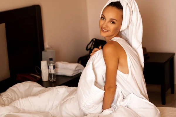 Bela Menina Alegre Uma Cama Branca Sorrindo Para Câmera — Fotografia de Stock