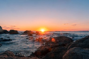 çarpıcı deniz ve gün batımı kayalıklarla