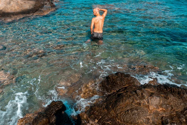 Ein Junger Mann Einem Blauen Felsigen Meer — Stockfoto