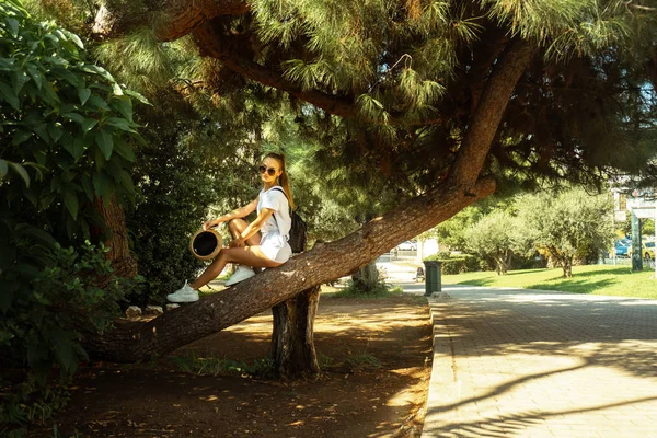 Portrait Charmante Fille Dans Une Ville Tropicale Assis Sur Arbre — Photo