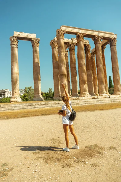 Mulher Turista Antigo Templo Grego Zeus — Fotografia de Stock